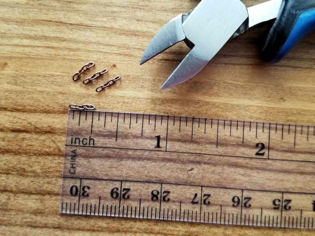 Step 2 - Cut four small segments of chain that are roughly 1/4-inch long, as shown.