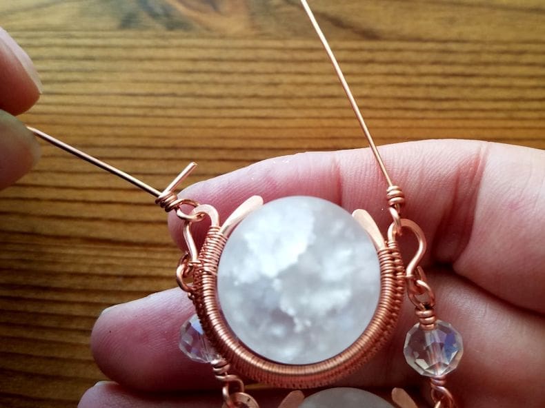 Chain Step 3 - Begin a wrapped loop and connect it to the top of the pendant. Secure the looped head pin with three wraps, as shown.