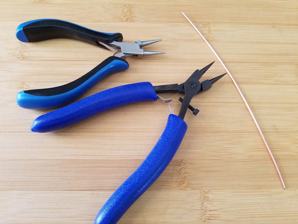 For the purpose of this demonstration, the author is using round nose pliers and a piece of 14ga wire, which are shown in this image. 