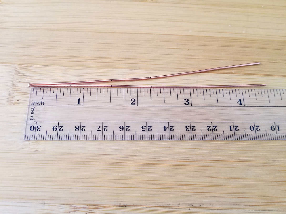 This image shows the folded frame wire, which has been marked at the intervals defined in the instructions. 