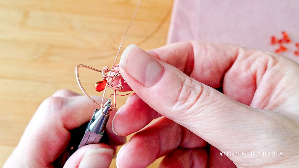This image shows how the wire lace loops are created using round nose pliers. 