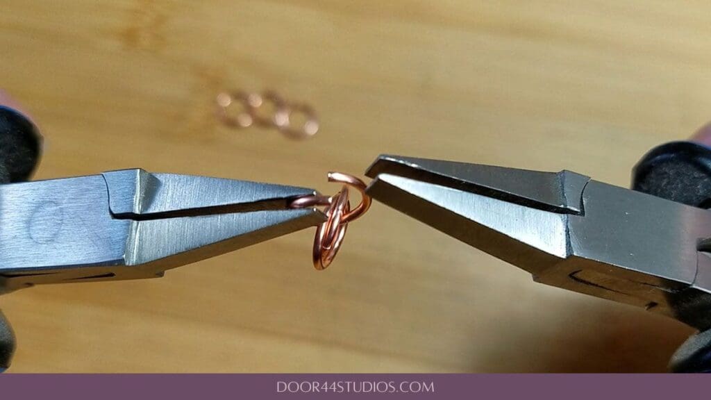 Attaching the third ring of a mobius flower