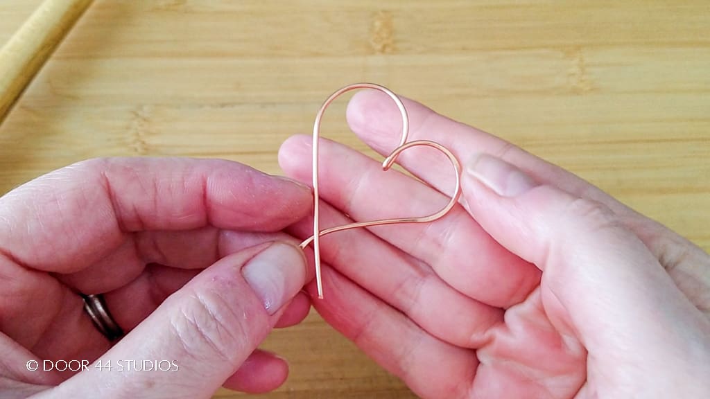 The quick and easy wire heart pendant after shaping the final curve at the top of the heart shape